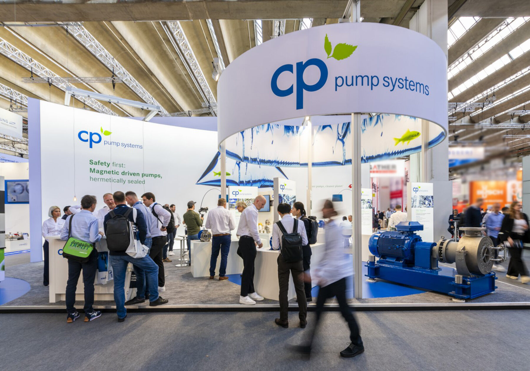 Der CP-Stand an der ACHEMA 2024 mit rundem Banner und Exponaten