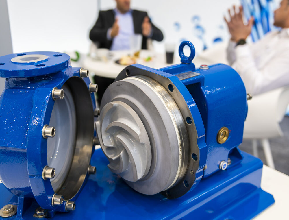 Aufgeschnittene Pumpe als Exponat