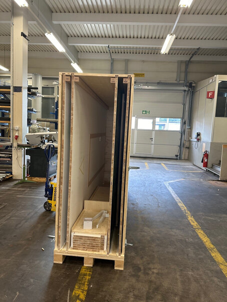 Offene Transportkiste mit den Wänden der Standbox